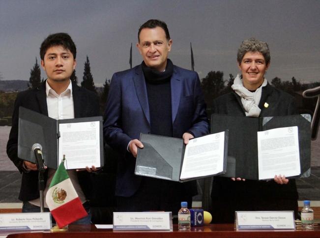 UAQ y Corregidora firman convenio para dar becas