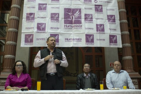 Humanistas admiten conflictos internos