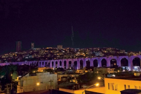 Monumentos se iluminan de rosa