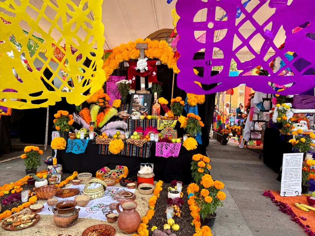 Con altares de muertos, los barrios de Querétaro reconocen el legado