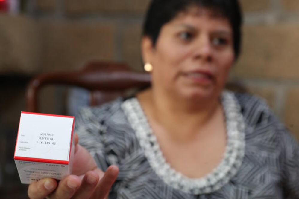 Silvia Carmona lleva más de 20 años con el virus del VIH. Su pareja la contagió. Aquí muestra el medicamento Atripla, cuyo precio comercial supera los 15 mil pesos. (FOTOS: BERENICE FREGOSO. EL UNIVERSAL)