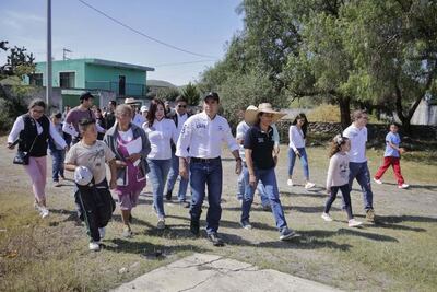 Alcalde de Corregidora realiza gira en La Poza