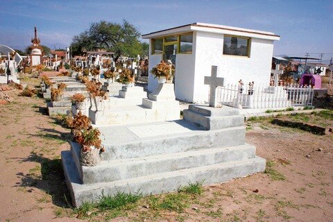 Acusan a delegados de lucrar con panteones