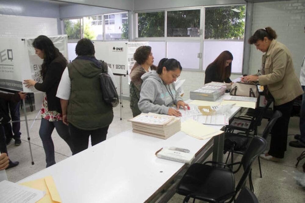 Miembros de la Junta Distrital visitan casa por casa a las personas para convencerlas de participar. (OBTURE PRESS)