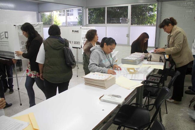 Miembros de la Junta Distrital visitan casa por casa a las personas para convencerlas de participar. (OBTURE PRESS)