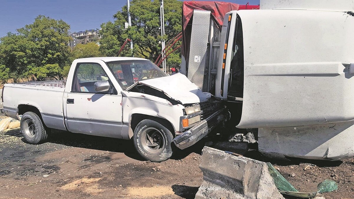 Volcadura de camión deja nueve lesionados