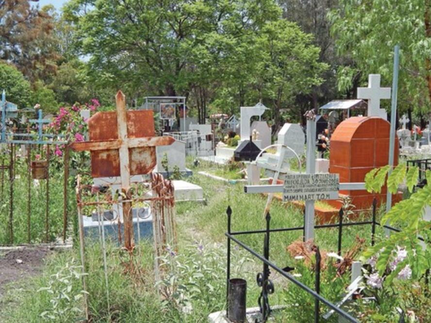 Buscan espacios en panteones de SJR 