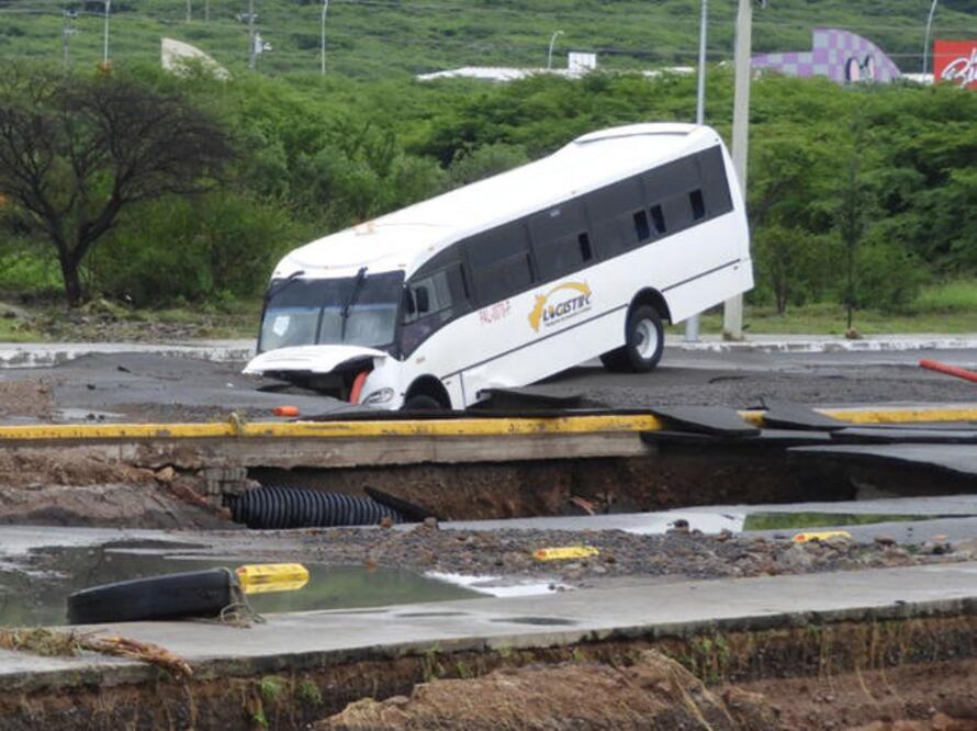 También se registraron hundimientos en la carretera a San Miguelito, así como en el dren El Arenal, a la altura del puente Pirineos, otro en la zona de Juriquilla y en Prolongación Camelinas, cerca de la plaza comercial Antea. (ARCHIVO. EL UNIVERSAL)