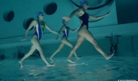 Ilusión óptica. ¿Nadadoras logran caminar sobre el agua?