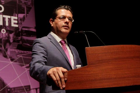 Apoya IQT incorporación de minivans a transporte público