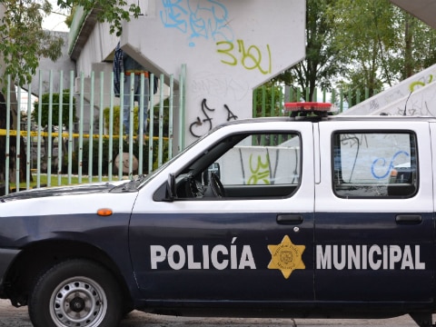 Encuentran hombre colgado de un puente