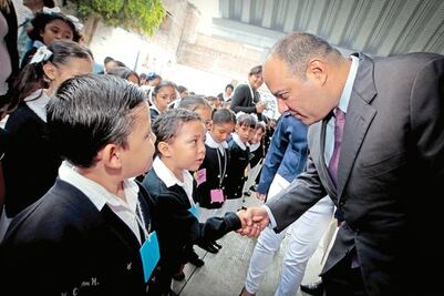 Loyola entrega obras en tres primarias