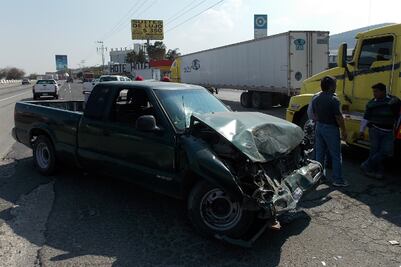 Choca camioneta contra camión