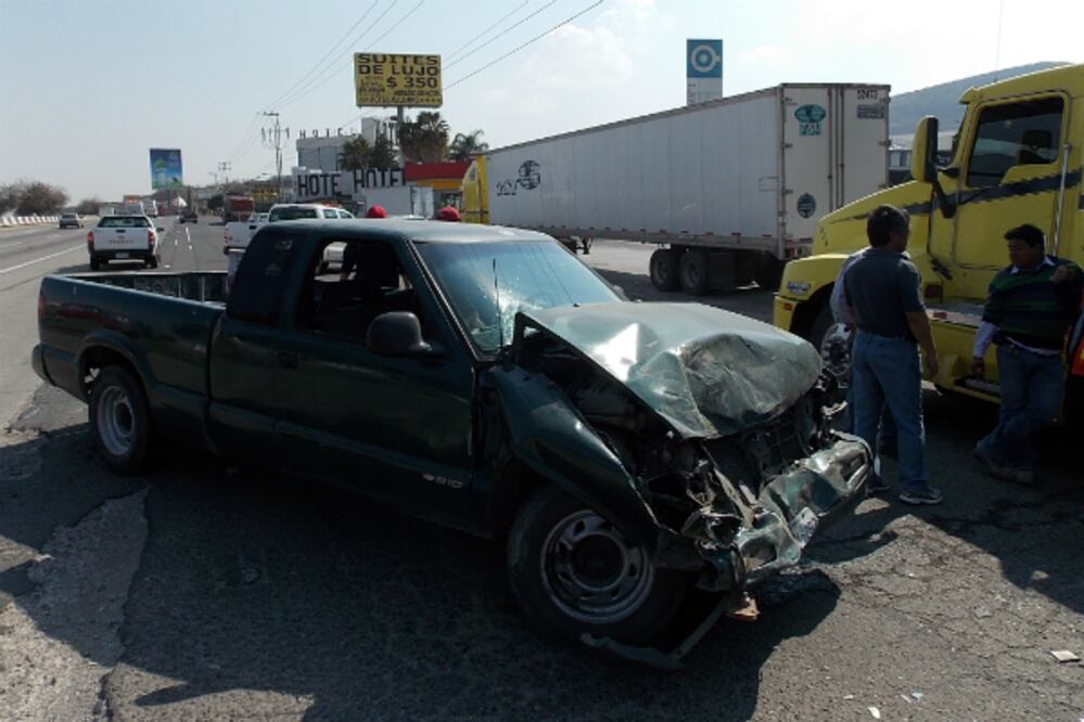 Choca camioneta contra camión