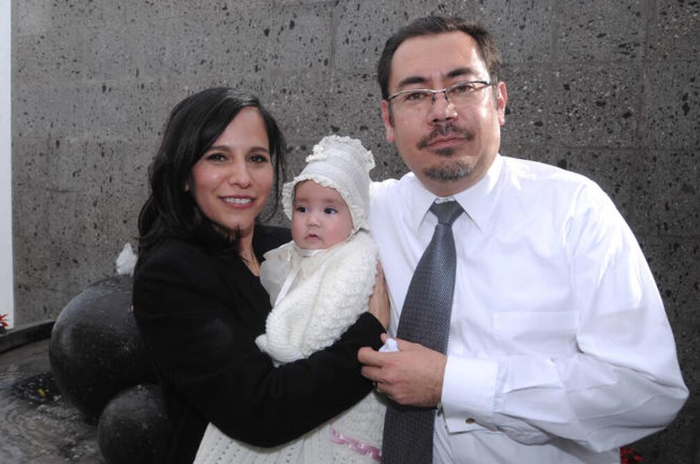 Rocío Castañón y Manuel Morales, los orgullosos padres de la bebé, llenaron de mimos a Andrea (FOTOS: RICARDO LUGO. EL UNIVERSAL)