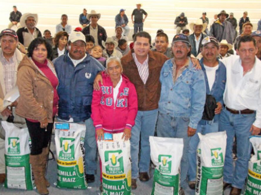 Entregan incentivos a productores del campo