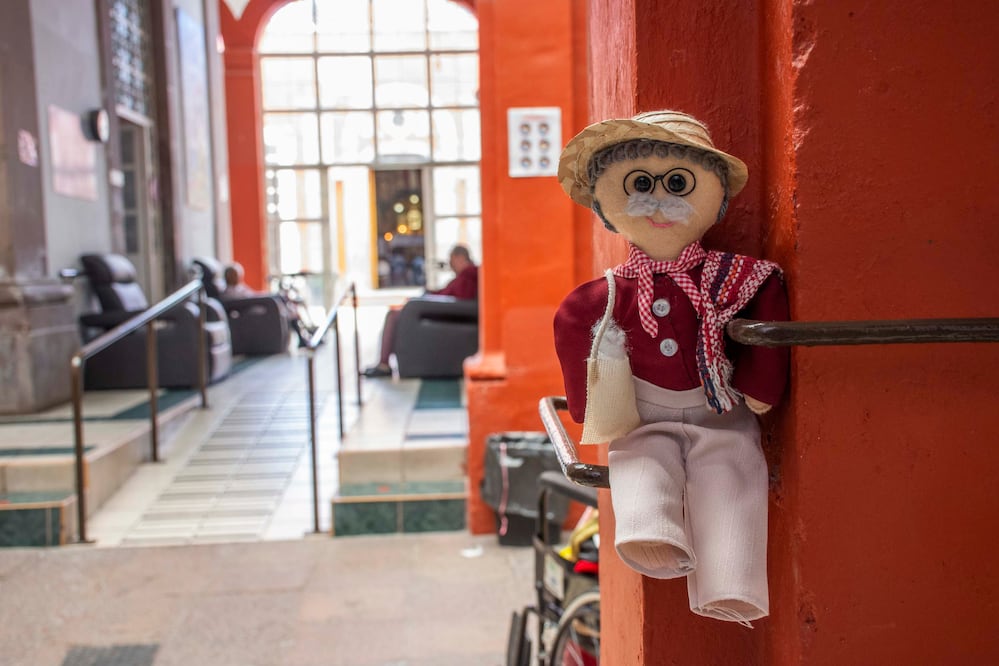 ELABORACION DE MUÑEQUITAS EN EL ASILO SAN SEBASTIAN* FOTO: MITZI OLVERA