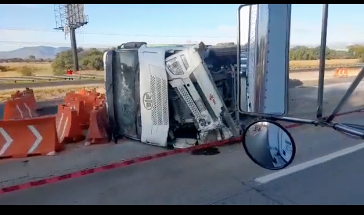 Reportan cierre total en la Autopista México-Querétaro; atienden accidente