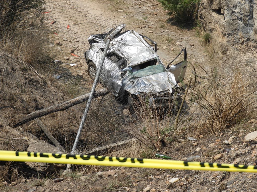 Muere al caer de puente