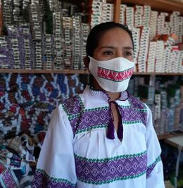 Mujeres otomíes crean cubrebocas