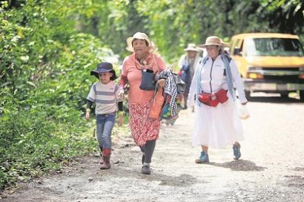 Peregrinación, nada las detiene en su camino a La Villa