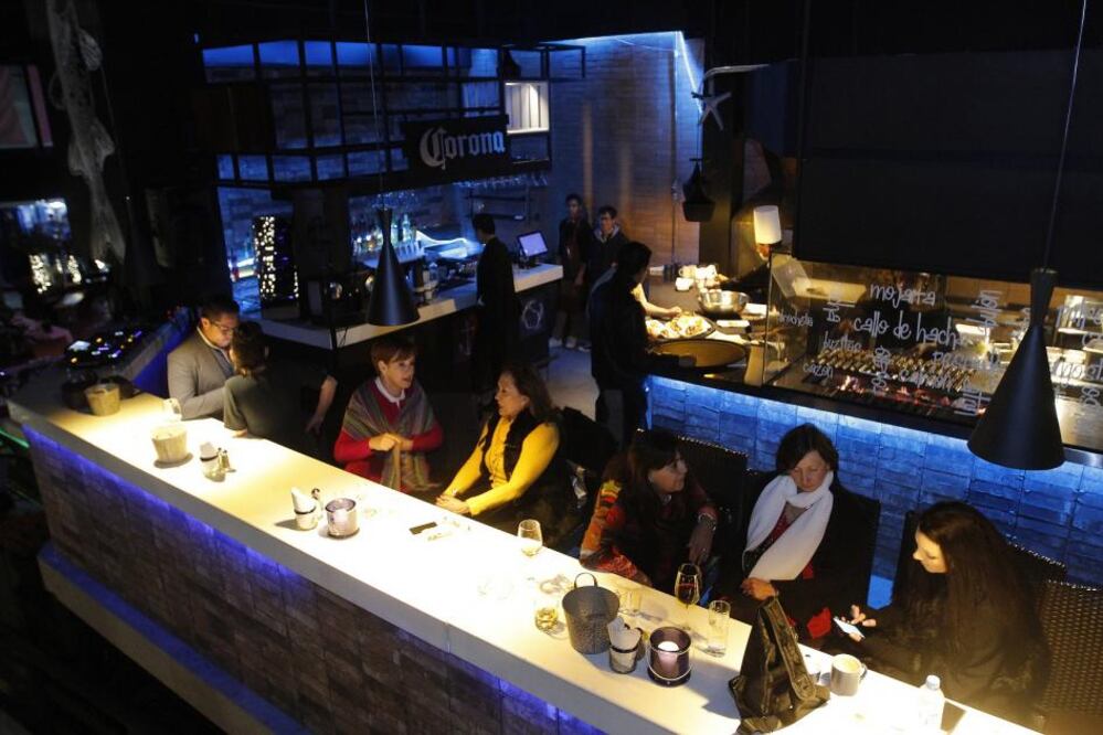 Los grandes amigos de la familia Bermúdez, así como amantes de la cocina del mar, se reunieron en una velada en el restaurante Porto Buzios, en donde la música y las delicias al grill complacieron a sibaritas que aman las nuevas experiencias.