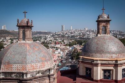 Repicaron campanas de las iglesias de Querétaro por la paz   
