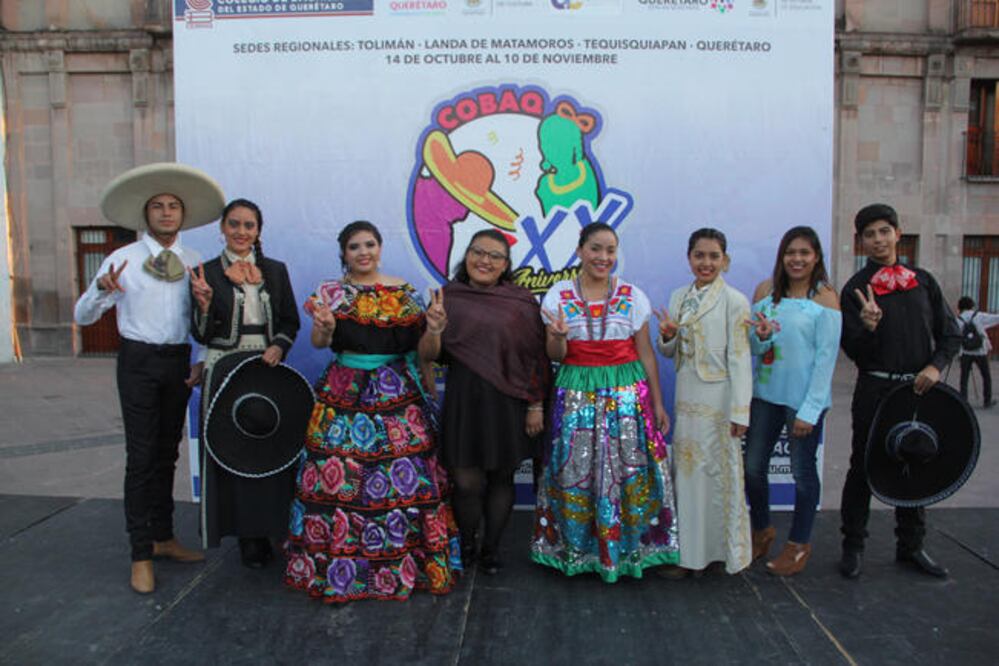 Estudiantes del Colegio de Bachilleres del estado de Querétaro se enfrentaron en un certamen de danza folklórica, tradicional y autóctona, y en canto, donde rindieron homenaje a José Alfredo Jiménez (ESPECIAL)
