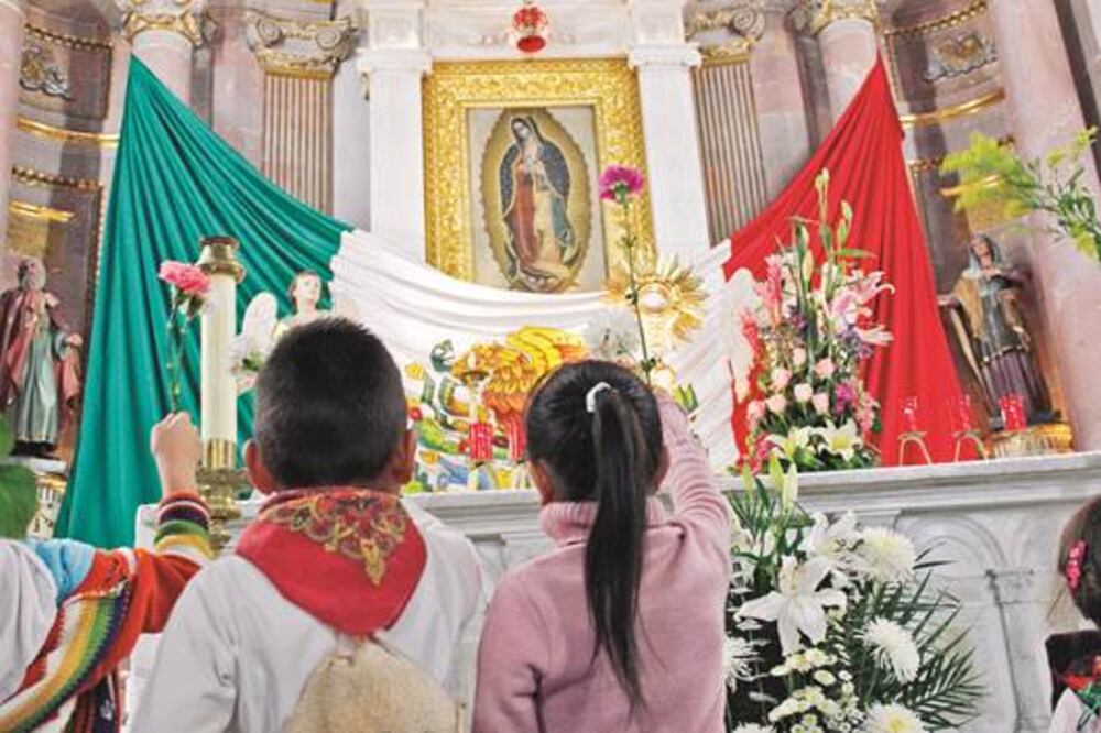 Festejan con flores y música
