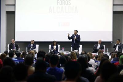 Defiende Luis Nava a Qrobús en foro organizado por el Tec