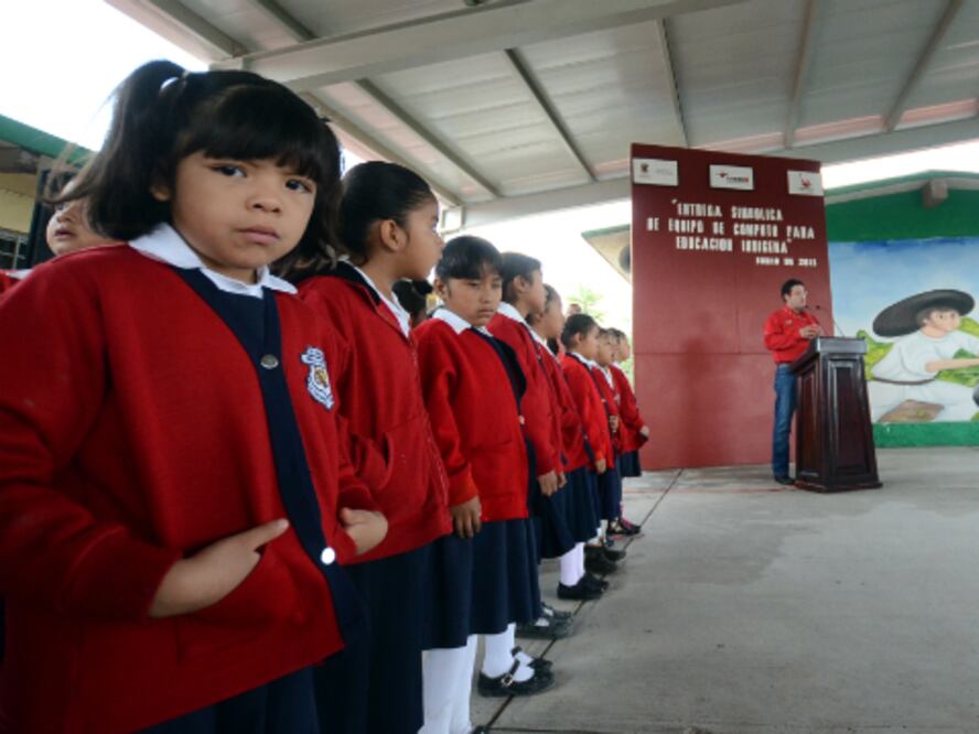Entregan computadoras para educación indígena