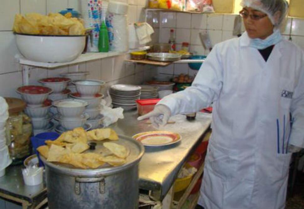 Verifican comercios por lluvias