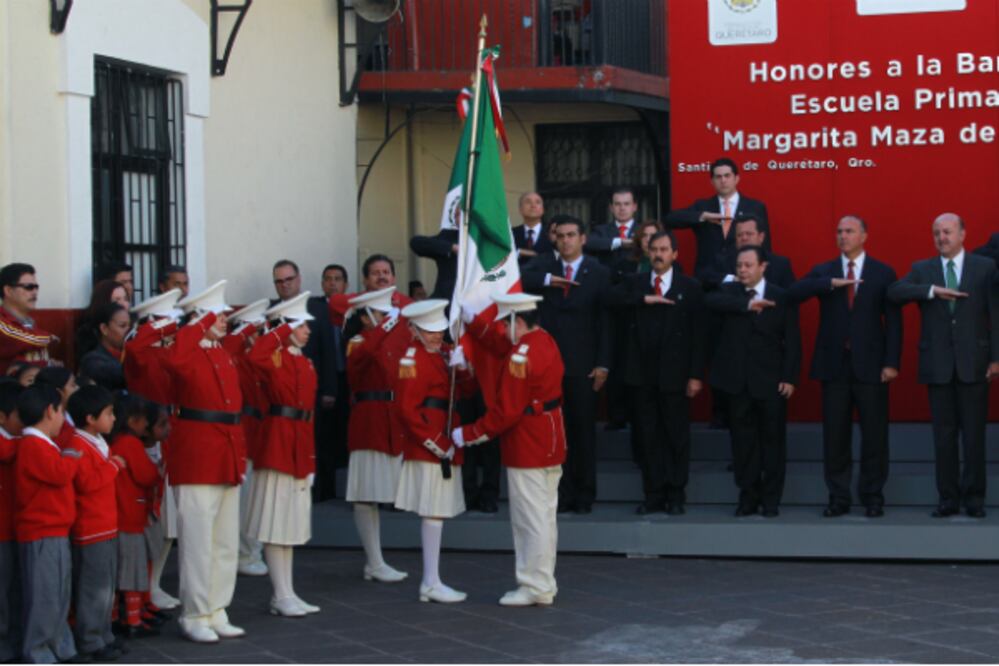 Encabeza gobernador Honores a la Bandera