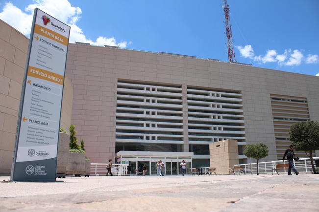 ... Y renuncian a su cargo diez funcionarios de Marcos Aguilar