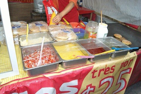 Decomisan alimentos por malas condiciones