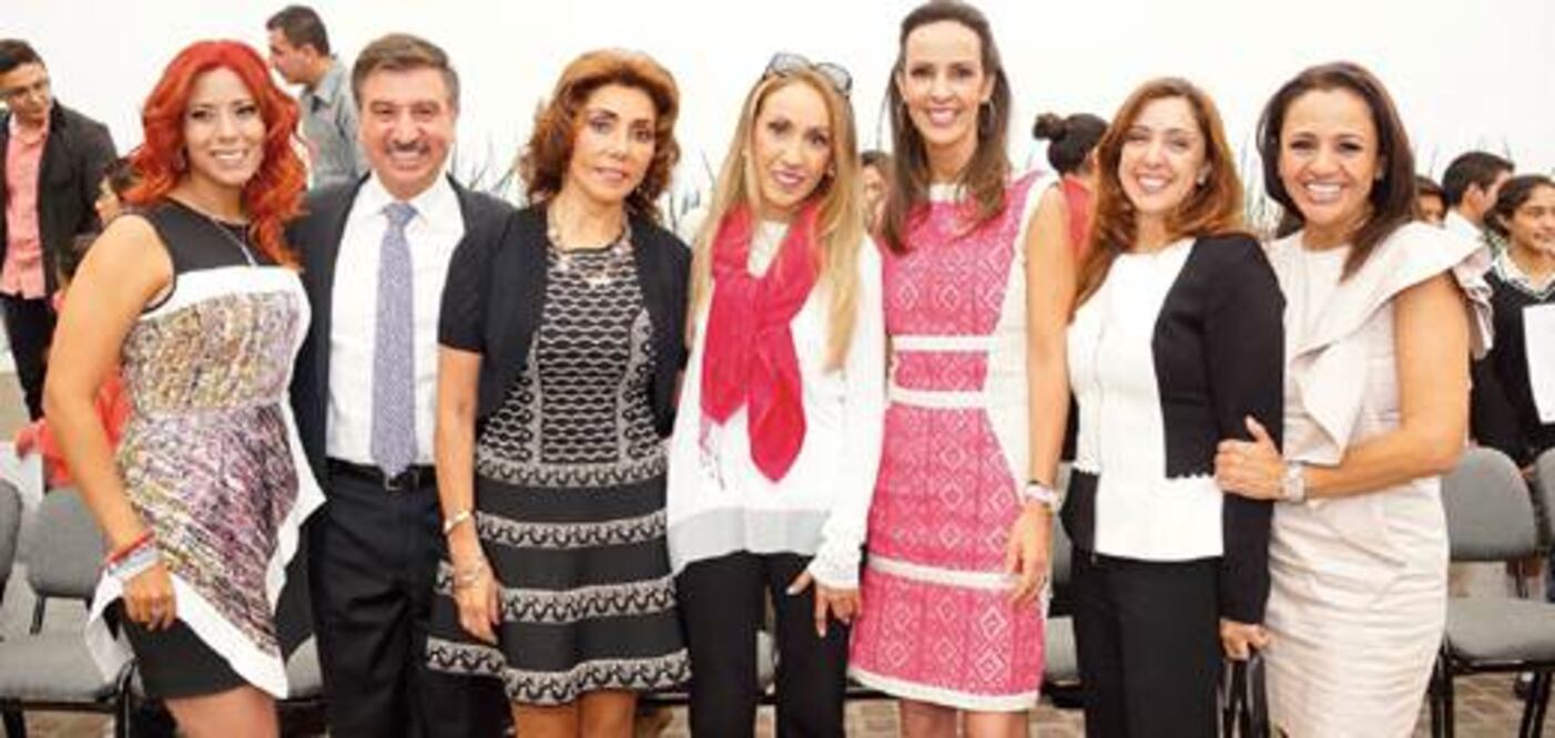 Fundación entrega becas a estudiantes