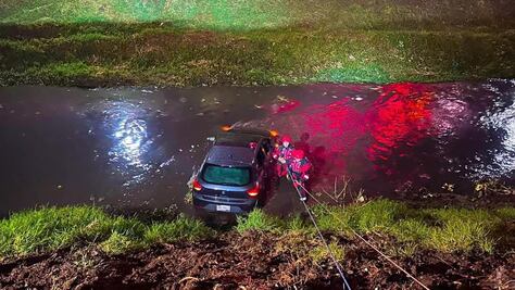 Rescatan a tres personas tras caída de vehículo al dren El Arenal, en El Tintero