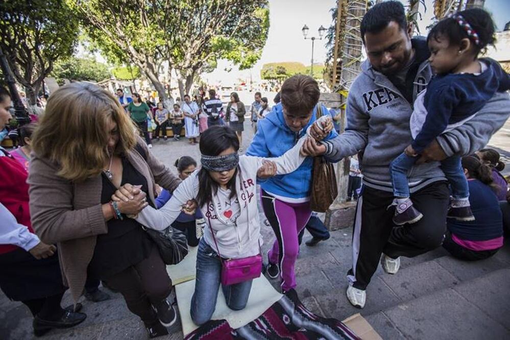 Muchos llevan a menores cargando, en señal de penitencia o como parte del motivo de la manda. Otros penitentes son jóvenes y también hay ancianos que soportan el cansancio, el calor y el dolor (DEMIÁN CHÁVEZ. EL UNIVERSAL)
