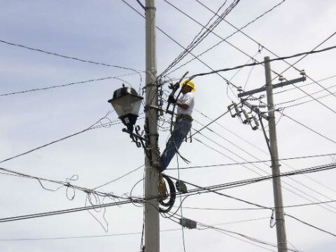 Trasnacionales ganan 80% de obra eléctrica
