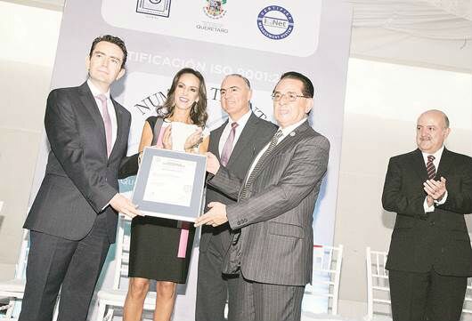 Distinguen a Notaría 30