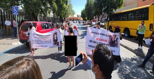 Para exigir justicia por el asesinato de su hijo, madre se desnuda en San Luis Potosí