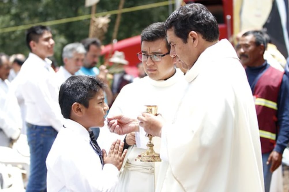 La fe mueve su andar, pese al clima