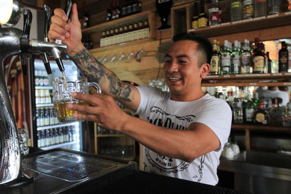 Los martes son dedicados a la cerveza artesanal, aunque el whisky es el rey de este bar, pues la coctelería está basada en esta bebida y hasta adereza la salsa BBQ. (FOTOS: CÉSAR GÓMEZ. EL UNIVERSAL)