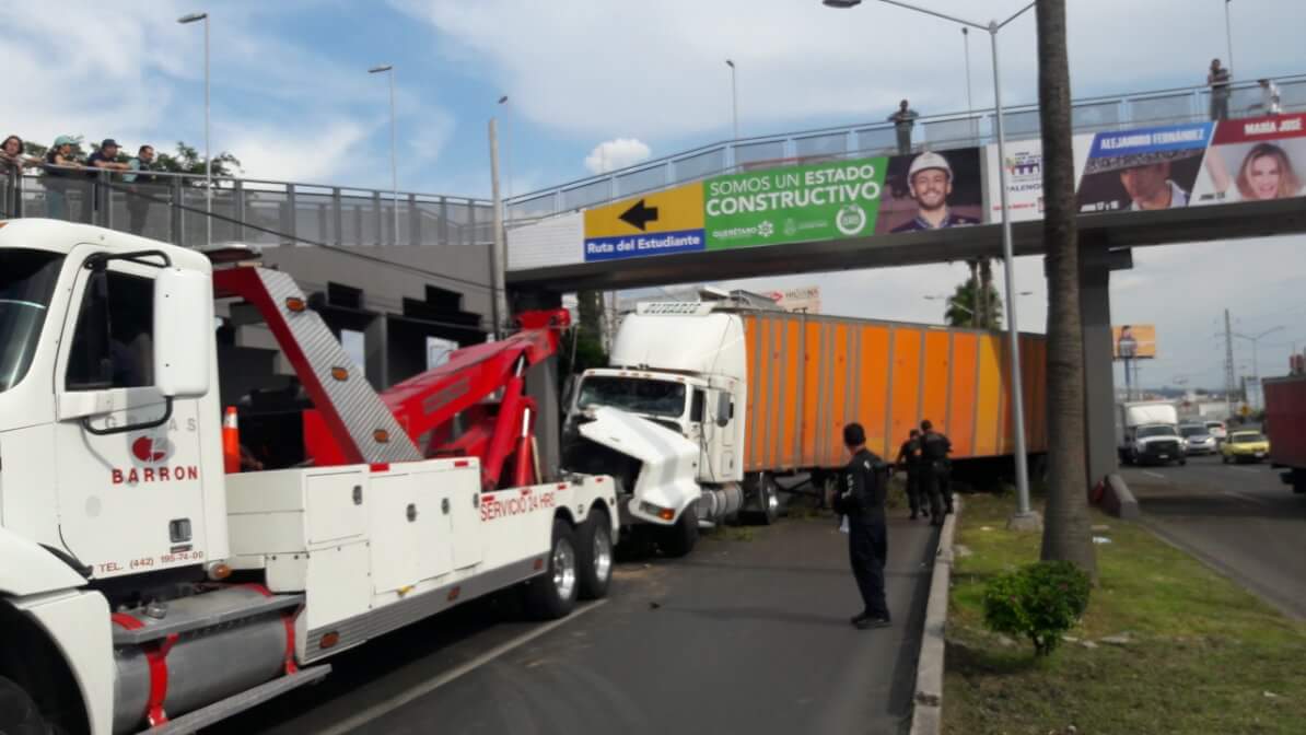 Pinchadura saca del camino a tráiler