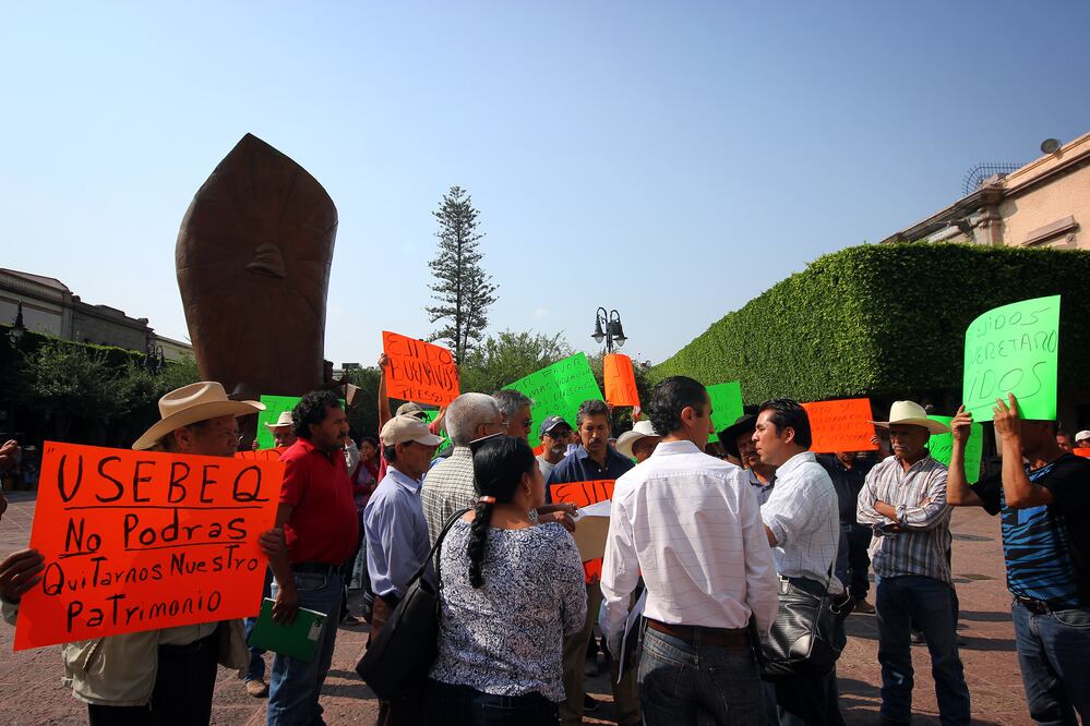 Padres de los alumnos del centro educativo decidieron cerrarlo en protesta por los malos tratos y arbitrariedades que presuntamente comete la directora Patricia Mereida contra los profesores (FOTO: LUIS SÁNCHEZ)