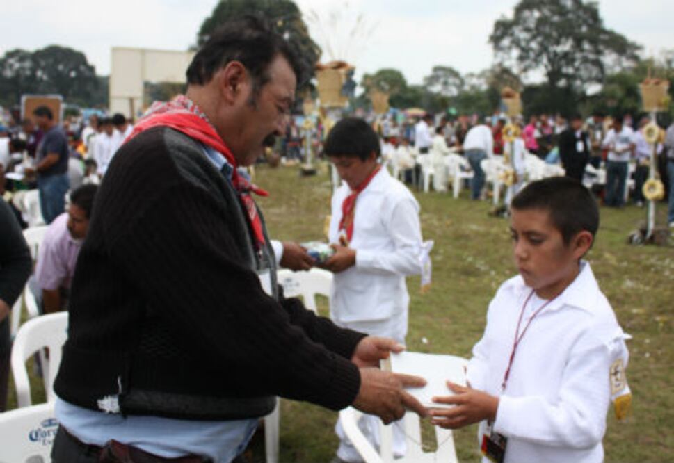 Reciben cuerpo y sangre de Cristo