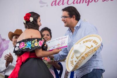 Alcalde de SJR corona a la Flor más Bella