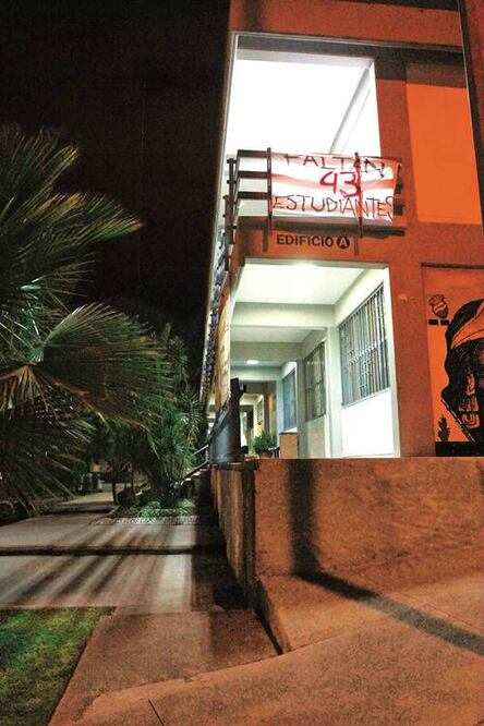 Se suma UAQ a paro por Ayotzinapa