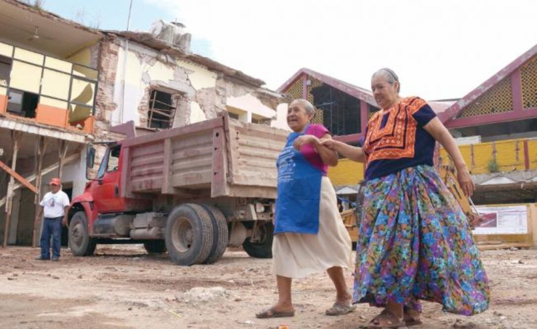 Juchitecos hacen su vida cotidiana entre cascajo e inmuebles dañados y tienen temor de que un nuevo movimiento telúrico afecte a la entidad. (EDWIN HERNÁNDEZ. EL UNIVERSAL)
