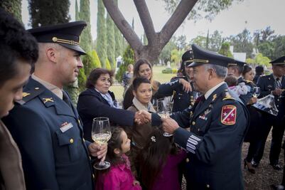 Ascienden y dan condecoraciones a 72 militares